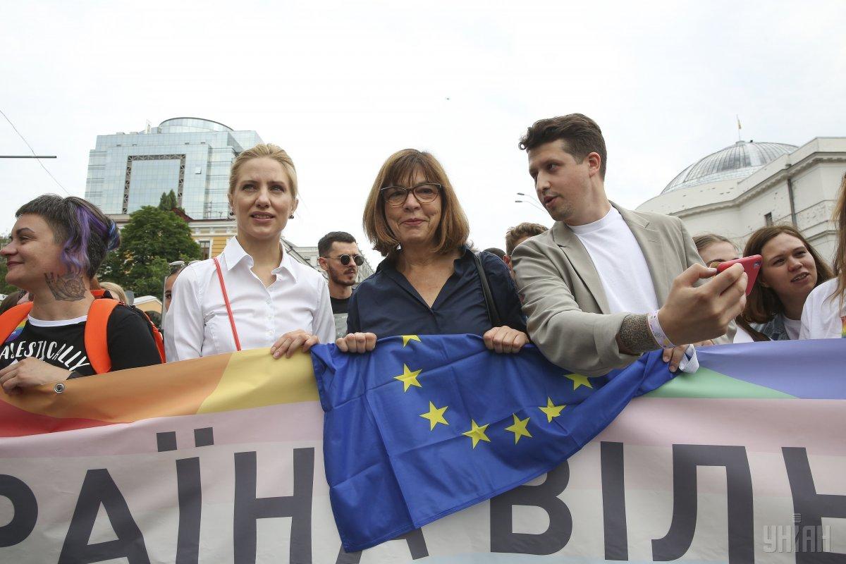 У свою чергу в АП відповіли, що подібних дзвінків на адресу Хармс не здійснюють, висловивши припущення, що євродепутат стала жертвою розіграшу