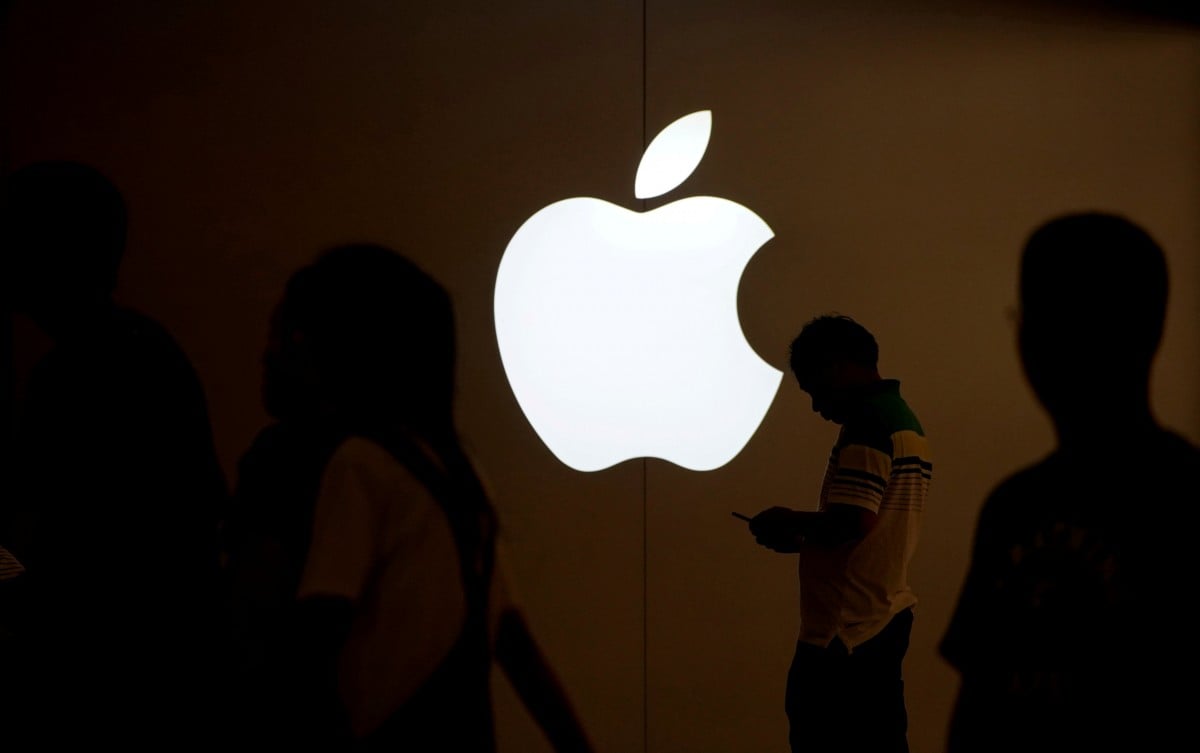 Сьогодні в компанії, Apple, яку ринок оцінює більше ніж в трильйон доларів, працює понад 100 тисяч чоловік