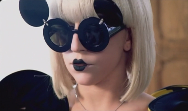 Леді Гага в окулярах Jeremy Scott for Linda Farrow