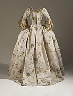 Зображення Фасон сукні   Robe à la française (плаття по-французьки, або плаття-сак) панувало в дворянській моді протягом більшої частини XVIII століття до 1770-х, проте зустрічалося і пізніше, аж до Великої Французької революції