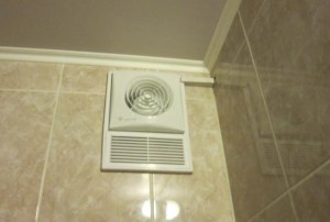 Витяжні вентилятори допомагають підтримувати мікроклімат, змушують повітря циркулювати по всій кімнаті, усувають неприємні запахи і зберігають тепло