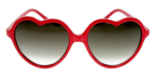 Інфантильні, на перший погляд, сонцезахисні окуляри з лінзами у формі сердечок, зафіксовані в 1962 році геніальним Стенлі Кубриком у фільмі Лоліта мають, насправді, цілком реальний прототип - в таких окулярах насправді ловила метеликів дружина Володимира Набокова Віра