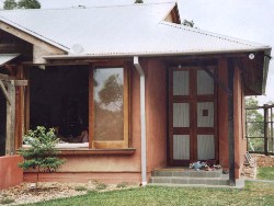 У статті розглянуті основні переваги та переваги будівель з глиняних матеріалів, зокрема споруда екологічно чистого будинку з використанням глини