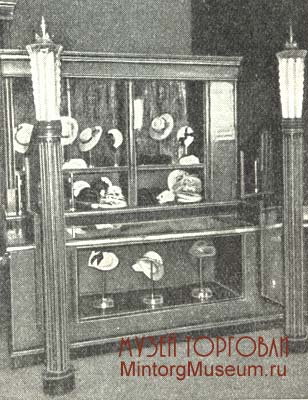 Виставка жіночих капелюхів в шафі-прилавку