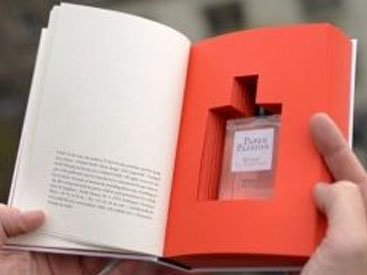 Цікава інтерпретація флакона у вигляді книги з лляним палітуркою як не можна краще підходить до аромату