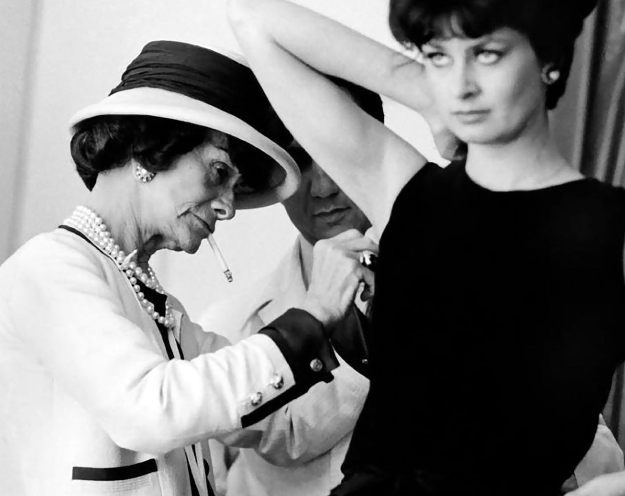 Під час Другої світової війни салон Шанель довелося закрити, але модельєр не здавалася: в 1953 році її паризький салон пережив друге відкриття, а в 1954 був офіційно зареєстрований модний Будинок Chanel