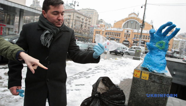 ГО Друге життя і ГО Центр громадської активності в центрі Києва влаштували акцію, щоб привернути увагу до сортування і переробки сміття