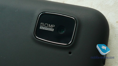 Логотип Мегафона скромних розмірів, непомітний і присутній тільки на задній кришці