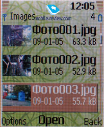 Фотографії в альбомі можна переглядати або у вигляді мініатюр (три фото на екрані), або по одній