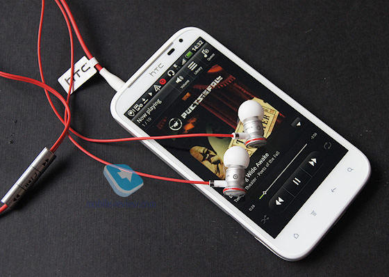 Перший - спеціальна настройка еквалайзера Beats Audio - яка включається кожен раз, коли ви запускаєте музику, підключивши будь-які навушники