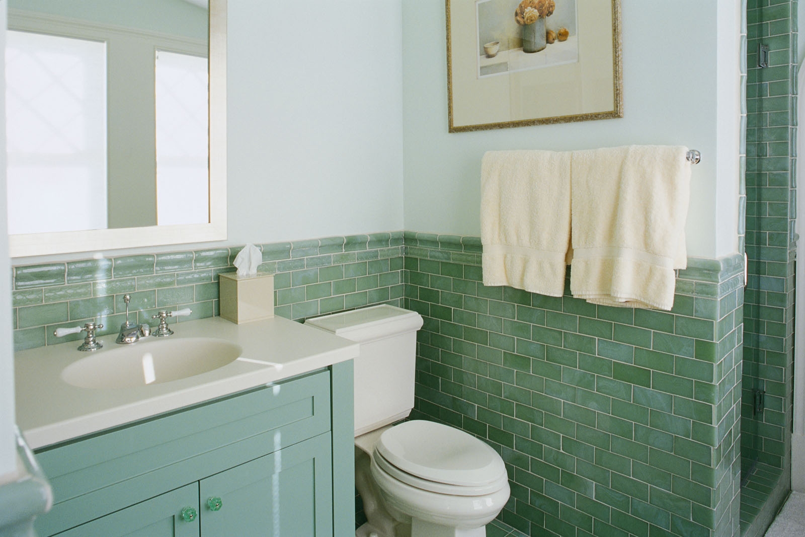 Для маленьких ванних кімнат ідеально підійде поєднання світлого зеленого - зазвичай це м'ятний колір - з іншими пастельними відтінками