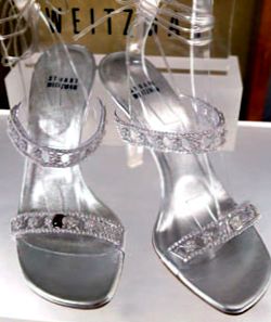 Другою парою жіночих туфель, які увійшли в топ-10 найдорожчих туфель у світі, стали так звані «Туфельки Попелюшки», створені з діамантів