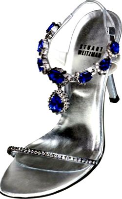 І третю пару жіночих туфель цього ж німецького дизайнера (в співавторстві з ювелірною брендом Ле Віан) презентують босоніжки, за ціною рівні попередніх моделях, але складаються не тільки з дорогоцінних діамантів